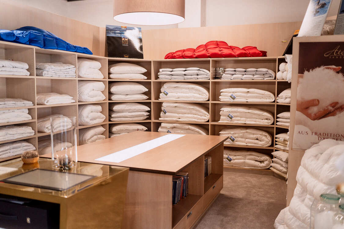 Auswahl-Daunenbettdecken-Federbett bei Betten Meier